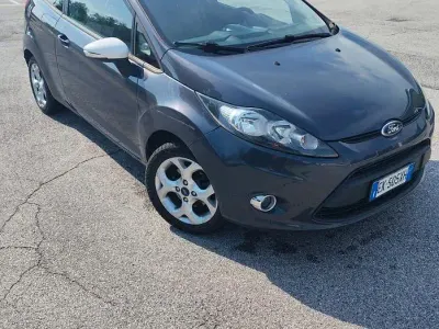 Usata Ford Fiesta 60 CV (44 kW) 2012 Grigio Berlina