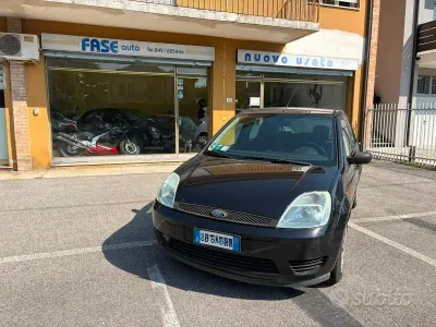 Usata Ford Fiesta Ghia 80 CV (58 kW) 2003 Nero Utilitaria