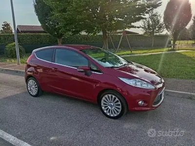 Usata Ford Fiesta Titanium 82 CV (60 kW) 2009 Rosso Berlina
