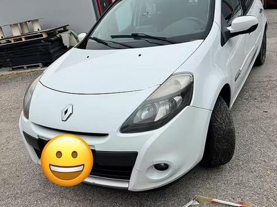 Begagnad Renault Clio II 75 HK (55 kW) 2010 Vit Sedan