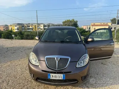 Usata Lancia Ypsilon 75 CV (55 kW) 2012 Marrone Utilitaria