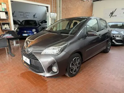 Usata Toyota Yaris Active 69 CV (50 kW) 2015 Grigio Utilitaria