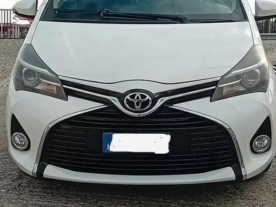 Usata Toyota Yaris 90 CV (66 kW) 2014 Blu Utilitaria