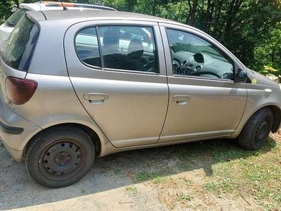 Usata Toyota Yaris Sol 75 CV (55 kW) 2003 Oro Berlina
