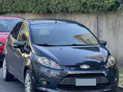 Usata Ford Fiesta 97 CV (71 kW) 2010 Grigio Berlina