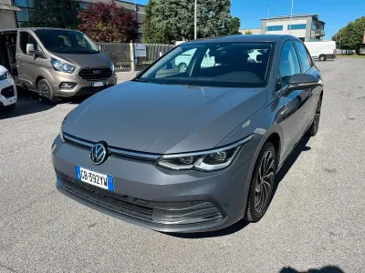 Usado VW Golf VII Edition 150 HP (110 kW) 2020 Cinzento Sedan