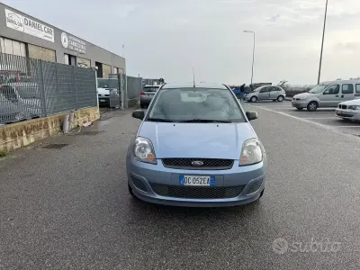 Usata Ford Fiesta Ghia 75 CV (55 kW) 2006 Bluazzurro Utilitaria