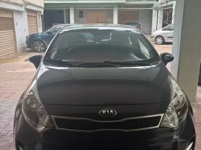 Usata Kia Rio 85 CV (62 kW) 2015 Blu Berlina