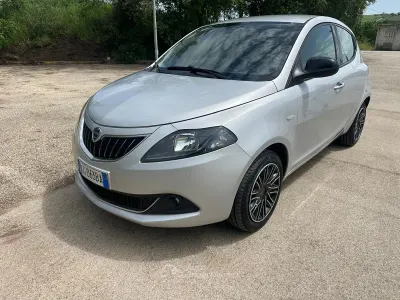 Begagnad Lancia Ypsilon 69 HK (50 kW) 2021 Silver Halvkombi
