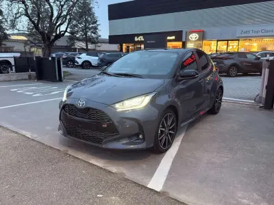 Nuova Toyota Yaris Hybrid Sport 92 CV (67 kW) 2025 Storm grey / black Berlina