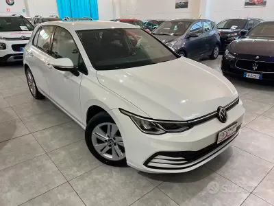 Usata VW Golf VII Life 116 CV (85 kW) 2021 Bianco Utilitaria