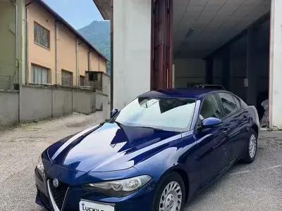Usata Alfa Romeo Giulia Business 180 CV (132 kW) 2017 Bluazzurro Berlina