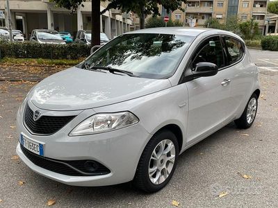 Begagnad Lancia Ypsilon Gold 69 HK (50 kW) 2019 Grå Halvkombi