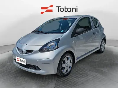 Usata Toyota Aygo 68 CV (50 kW) 2007 Argento Utilitaria