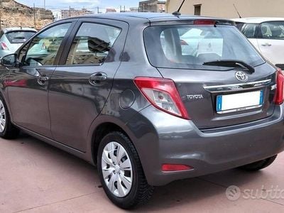Usata Toyota Yaris 90 CV (66 kW) 2014 Grigio Utilitaria