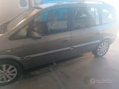 Usata Opel Zafira 101 CV (74 kW) 2004 Grigio Monovolume