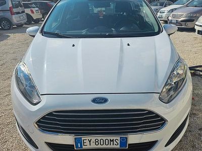 Begagnad Ford Fiesta 60 HK (44 kW) 2015 Vit Halvkombi