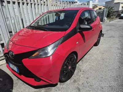 Usata Toyota Aygo 69 CV (50 kW) 2016 Rosso Utilitaria