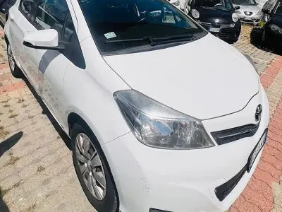 Usata Toyota Yaris Lounge 69 CV (50 kW) 2013 Bianco Utilitaria