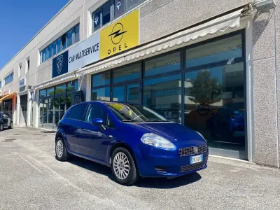 Usata Fiat Grande Punto 69 CV (50 kW) 2009 Bluazzurro Utilitaria