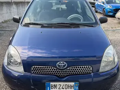 Begagnad Toyota Yaris 68 HK (50 kW) 2000 Blå Sedan