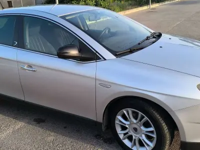 Usata Lancia Delta 120 CV (88 kW) 2011 Grigio Utilitaria