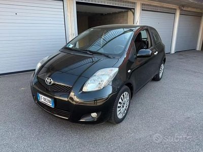 Usata Toyota Yaris 90 CV (66 kW) 2011 Nero Utilitaria