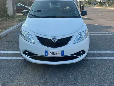 Usata Lancia Ypsilon Gold 69 CV (50 kW) 2018 Bianco Utilitaria