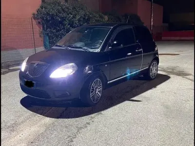 Usata Lancia Ypsilon 69 CV (50 kW) 2011 Nero Utilitaria