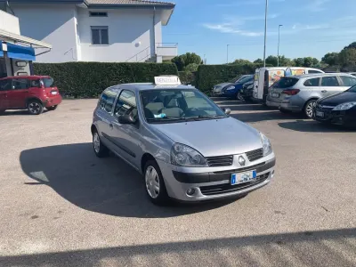 Usata Renault Clio II Authentique 58 CV (42 kW) 2004 Argento Berlina