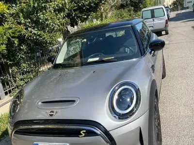 Usata Mini Cooper SE Classic 75 kW (102 CV) 2023 Argento Utilitaria