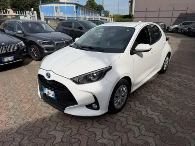 Usata Toyota Yaris Hybrid Active 92 CV (67 kW) 2022 Bianco Berlina