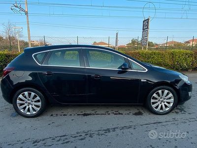 Używany Opel Astra Cosmo 110 KM (80 kW) 2011 Czarny Sedan/Limuzyna