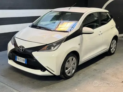 Käytetty Toyota Aygo X-Black 69 HP (50 kW) 2015 Valkoinen Viistoperä