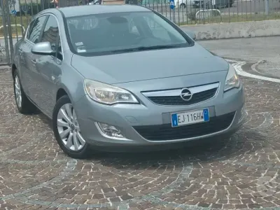 Usata Opel Astra Cosmo 110 CV (80 kW) 2011 Grigio Coupé
