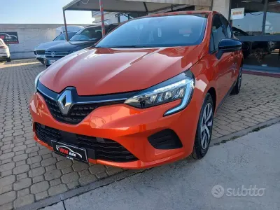 Usata Renault Clio V 91 CV (66 kW) 2023 Arancione Berlina