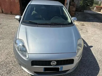 Usata Fiat Grande Punto Dynamic 75 CV (55 kW) 2007 Blu/azzurro Utilitaria