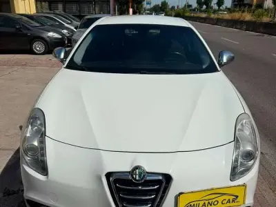 Usata Alfa Romeo Giulietta Distinctive 170 CV (125 kW) 2011 Bianco pastello Utilitaria