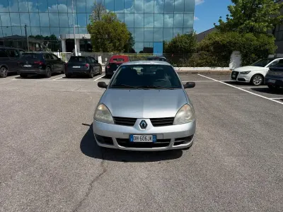 Usata Renault Clio II Dynamique 75 CV (55 kW) 2007 Grigio Berlina