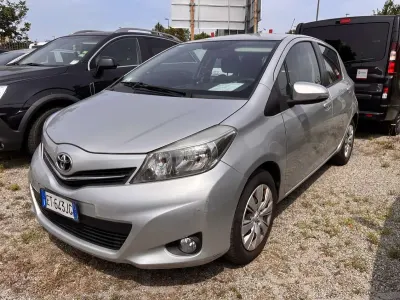 Usata Toyota Yaris Active 69 CV (50 kW) 2013 Argento Utilitaria