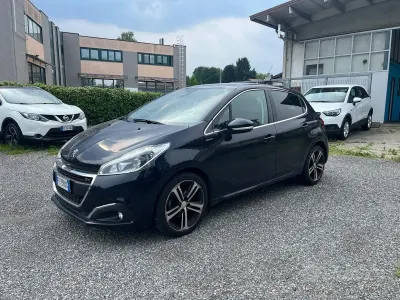 Usata Peugeot 208 GT-line 110 CV (80 kW) 2016 Nero Utilitaria