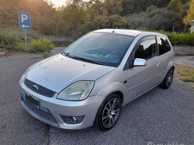 Usata Ford Fiesta 68 CV (50 kW) 2004 Grigio Utilitaria