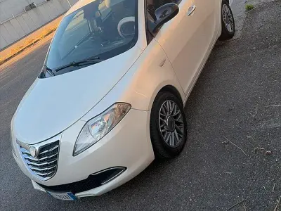 Usata Lancia Ypsilon 95 CV (69 kW) 2012 Bianco Utilitaria