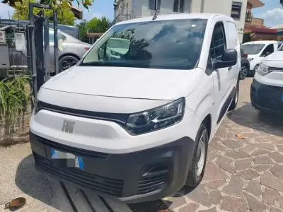 Usata Fiat Doblò 101 CV (74 kW) 2023 Bianco Monovolume