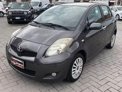 Usata Toyota Yaris Sol 69 CV (50 kW) 2011 Grigio Utilitaria