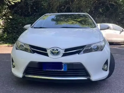 Usata Toyota Auris Hybrid Active 99 CV (72 kW) 2013 Bianco Berlina