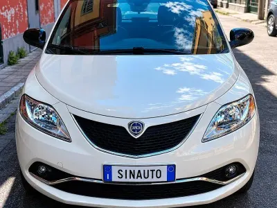 Usata Lancia Ypsilon 80 CV (58 kW) 2016 Bianco Utilitaria