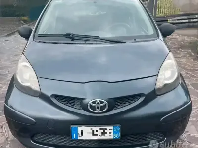 Usata Toyota Aygo 68 CV (50 kW) 2007 Grigio Utilitaria