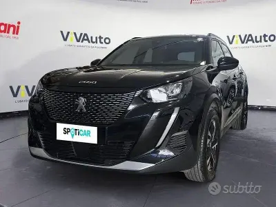 Usado Peugeot 2008 Allure 102 HP (75 kW) 2023 Preto SUV