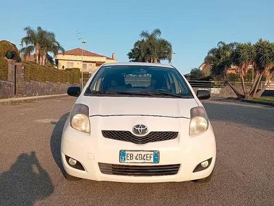 Usata Toyota Yaris 69 CV (50 kW) 2011 Bianco Utilitaria
